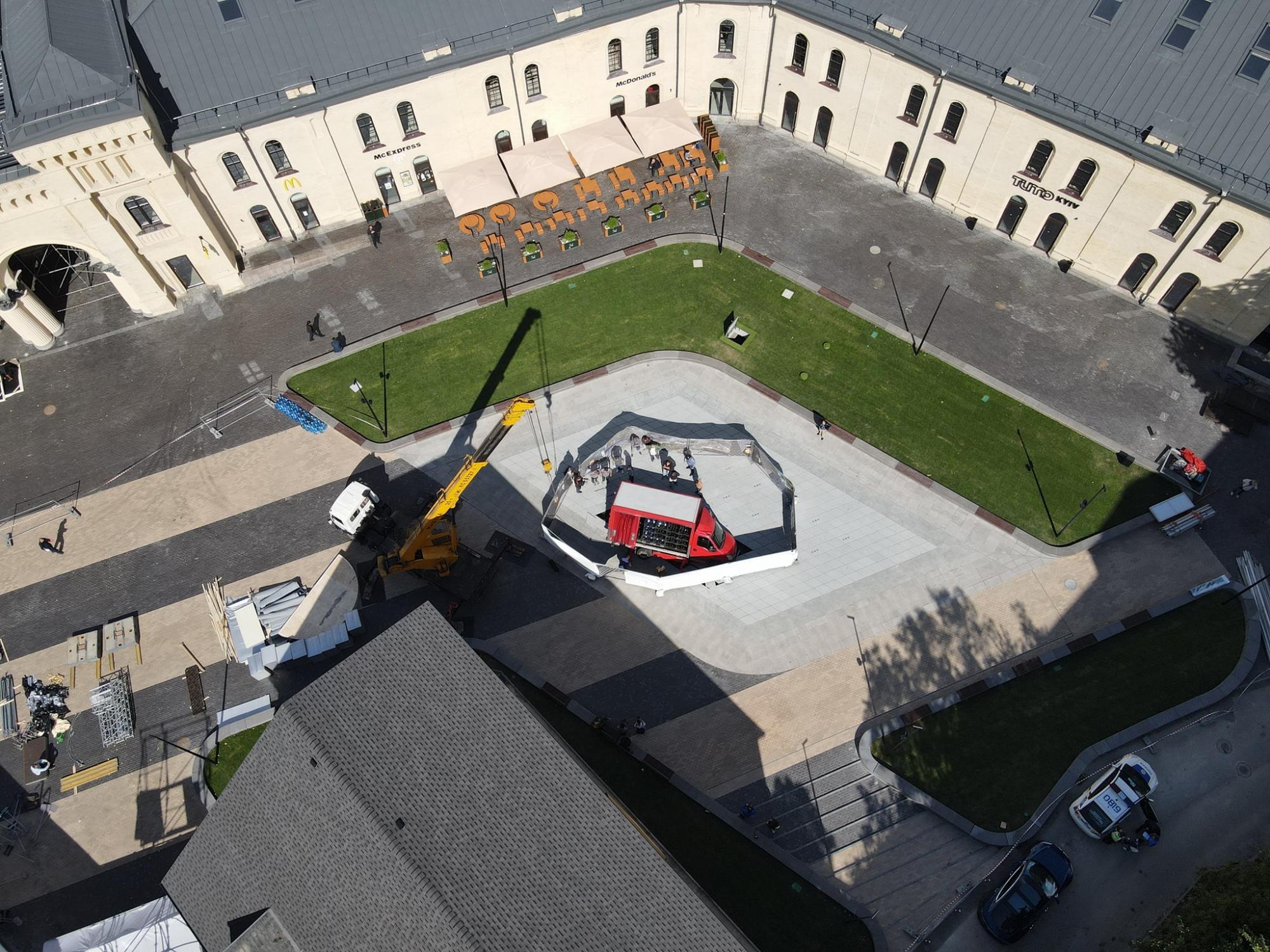 У центрі Києва вантажівка провалилася на місці відкриття нового фонтану