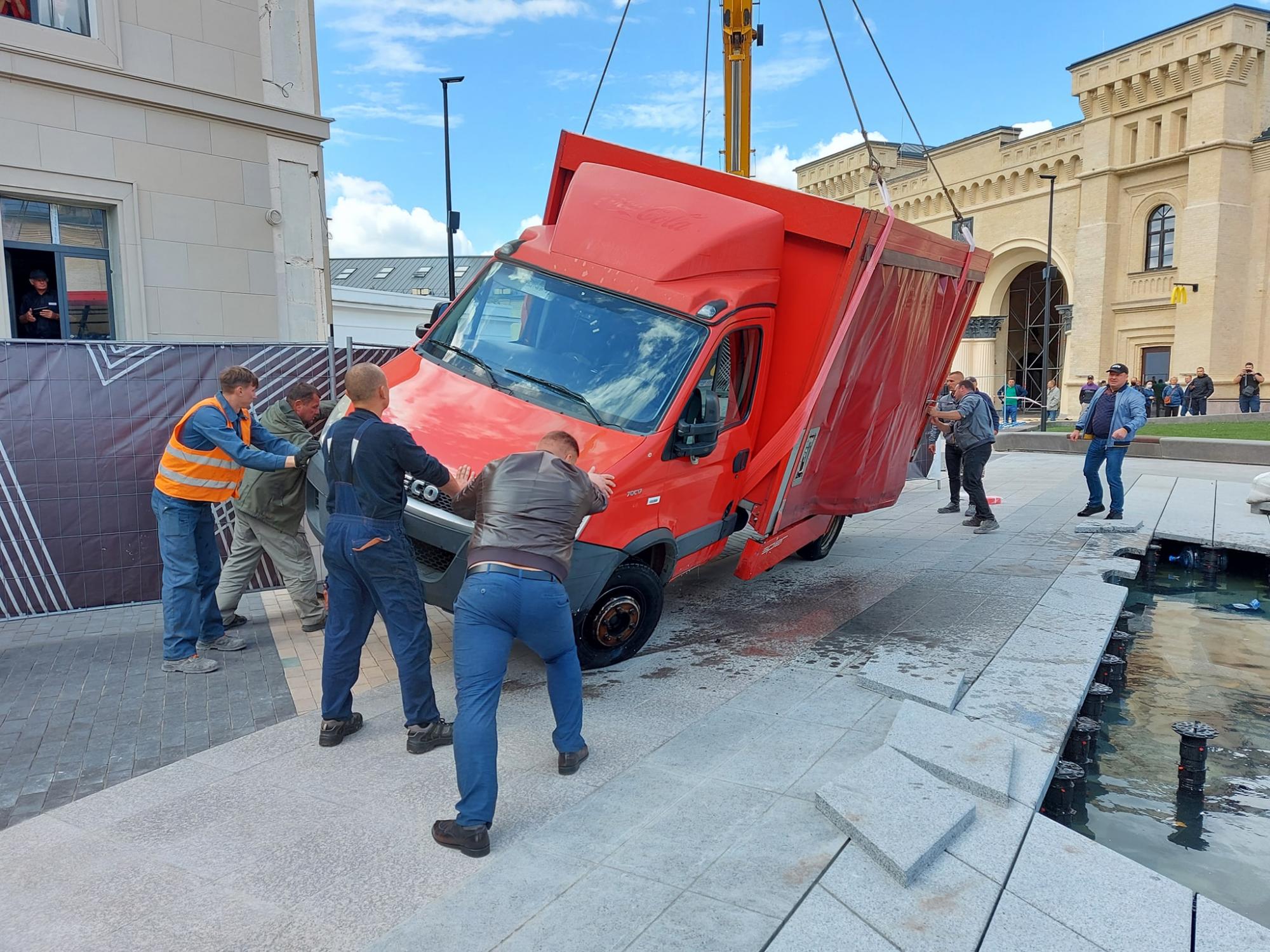 В центре Киева грузовик провалился на месте открытия нового фонтана
