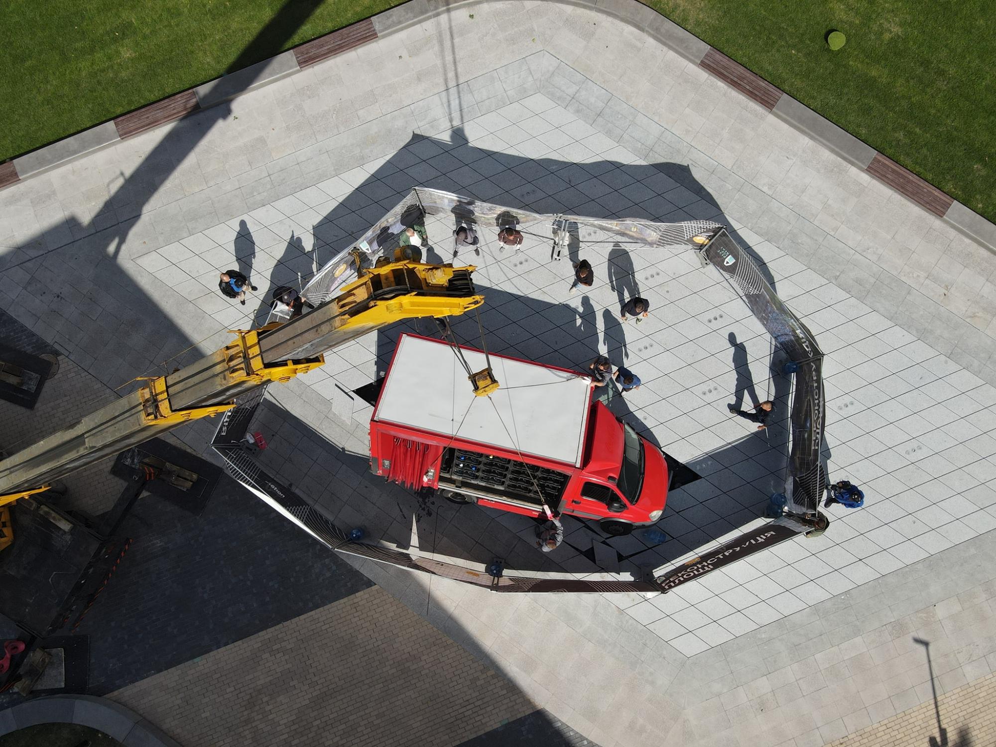 В центре Киева грузовик провалился на месте открытия нового фонтана