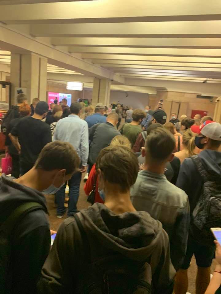 В Киеве в метро в час пик образовались толпы: люди негодуют