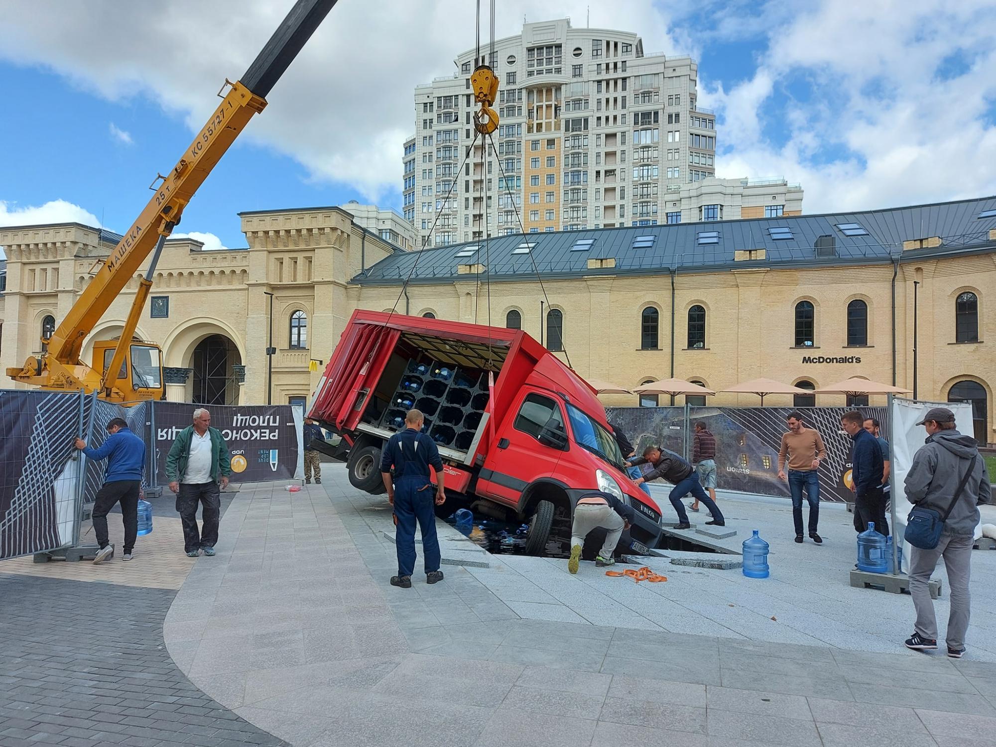 У центрі Києва вантажівка провалилася на місці відкриття нового фонтану