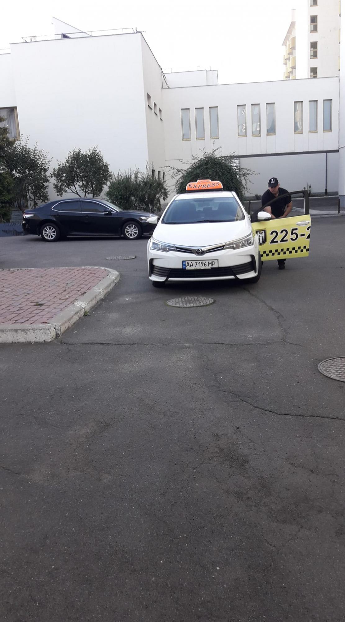 В Киеве таксист избил итальянку и просил молчать очевидцев инцидента