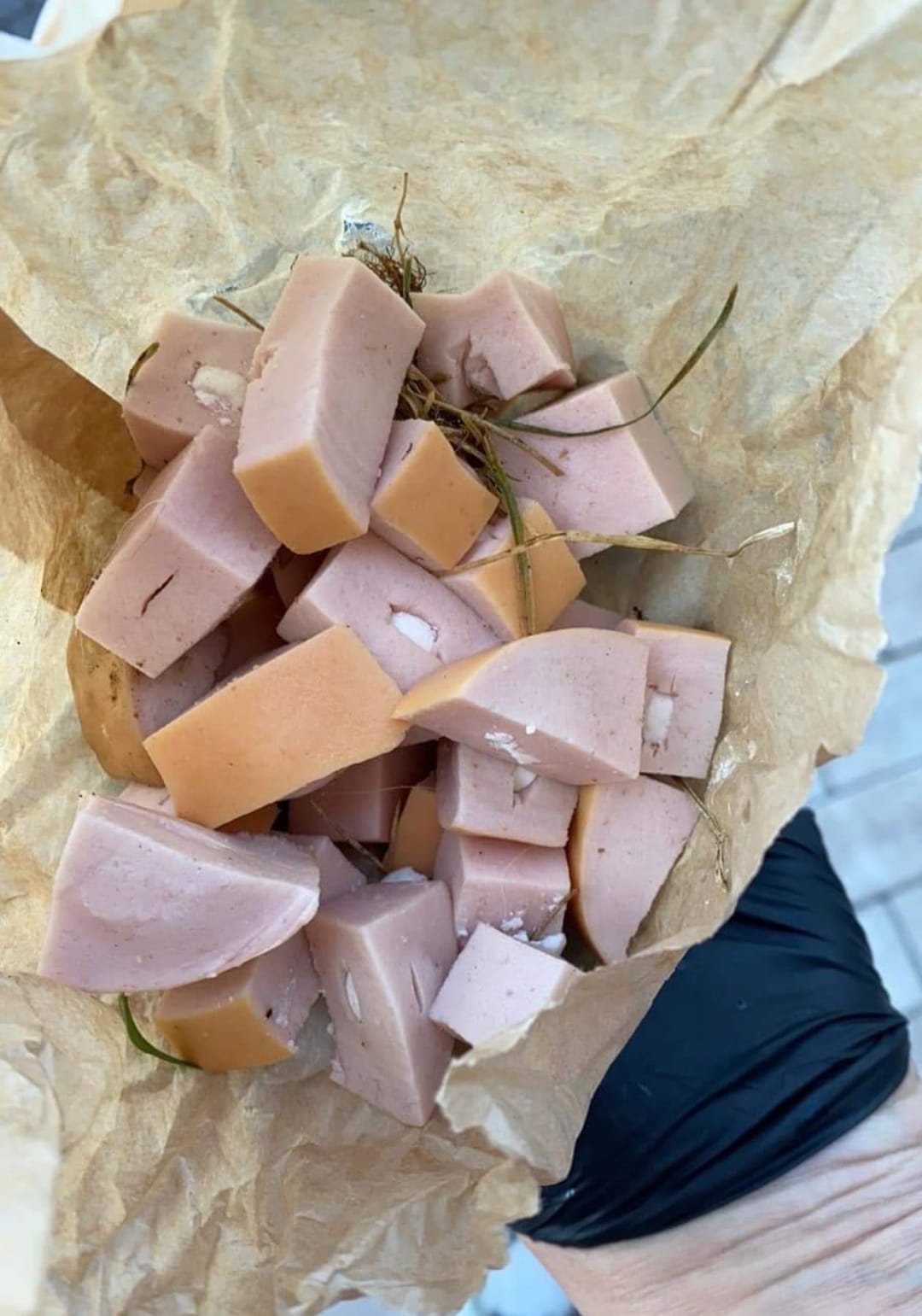 У Києві розкидають ковбасу з отрутою: бережіть домашніх улюбленців!