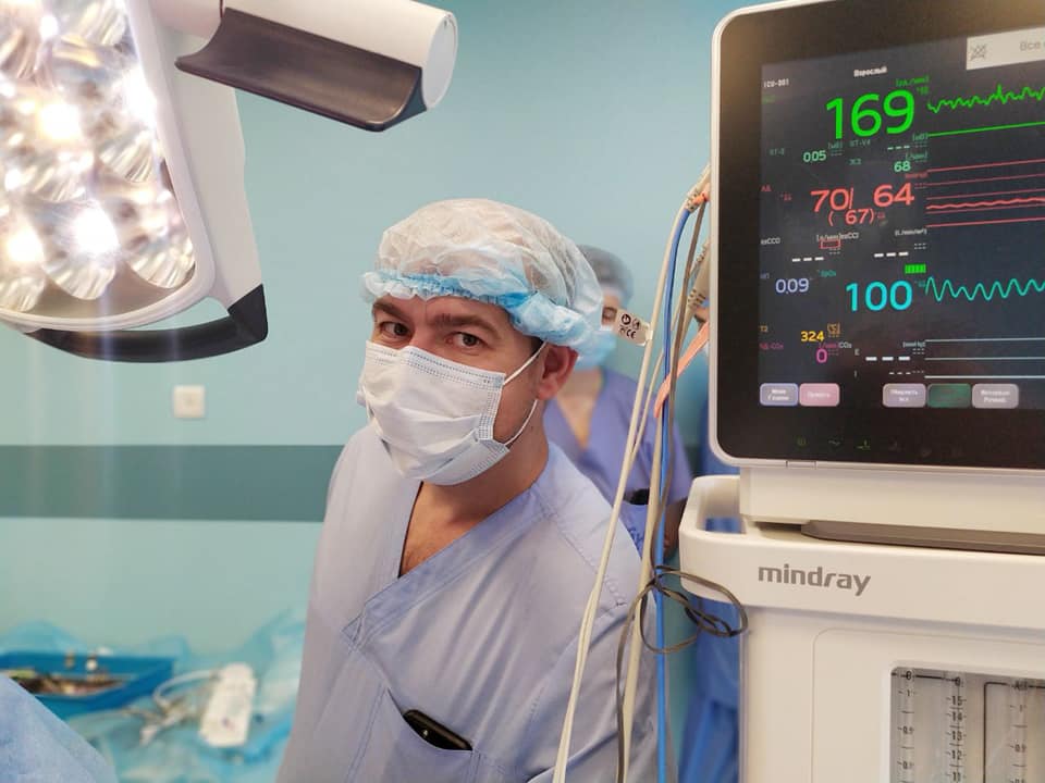 Спасли жизнь двум людям: во Львове впервые выполнили редкие операции на сердце сквозь щели между ребрами