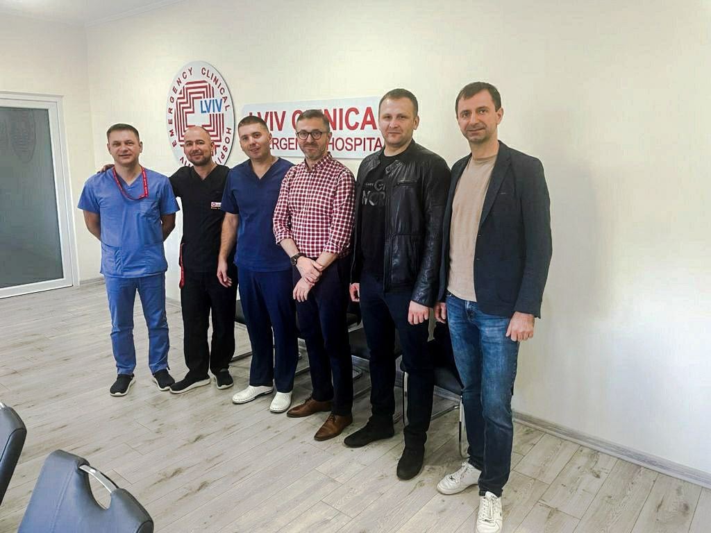 Спасли жизнь двум людям: во Львове впервые выполнили редкие операции на сердце сквозь щели между ребрами