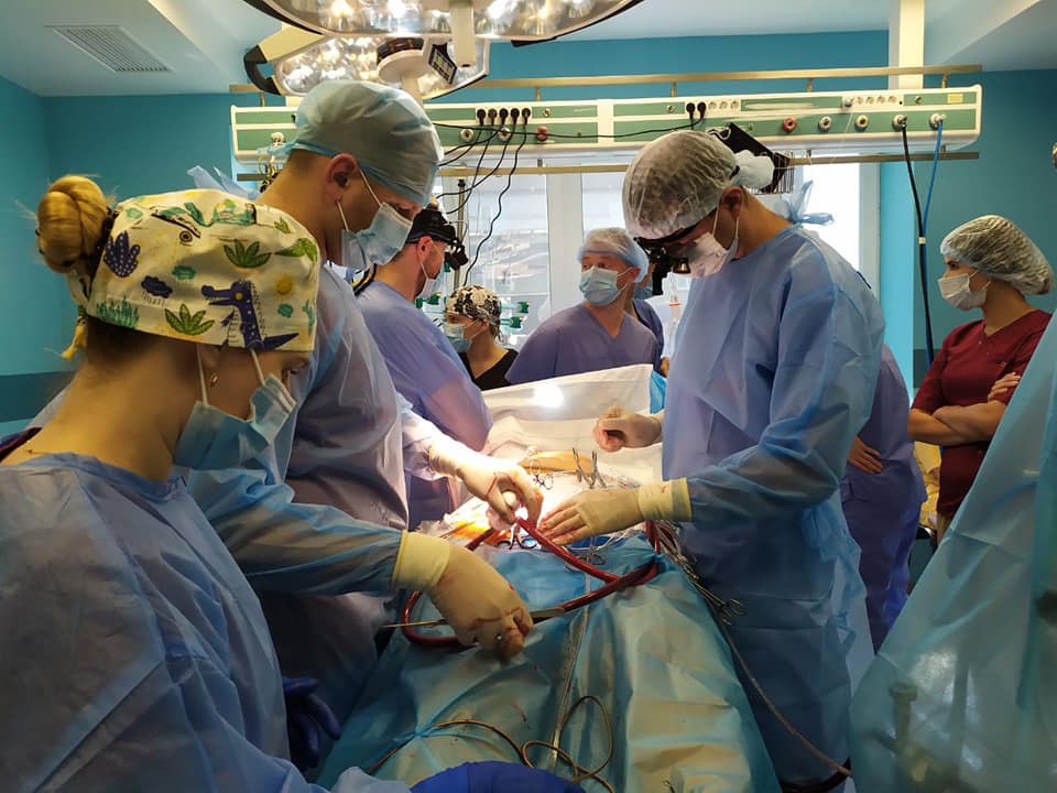 Спасли жизнь двум людям: во Львове впервые выполнили редкие операции на сердце сквозь щели между ребрами