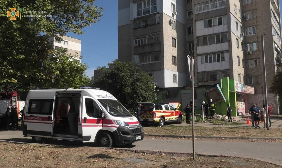 Народився у сорочці: у Херсоні чоловік дивом вижив після падіння на нього бетонної плити (відео)