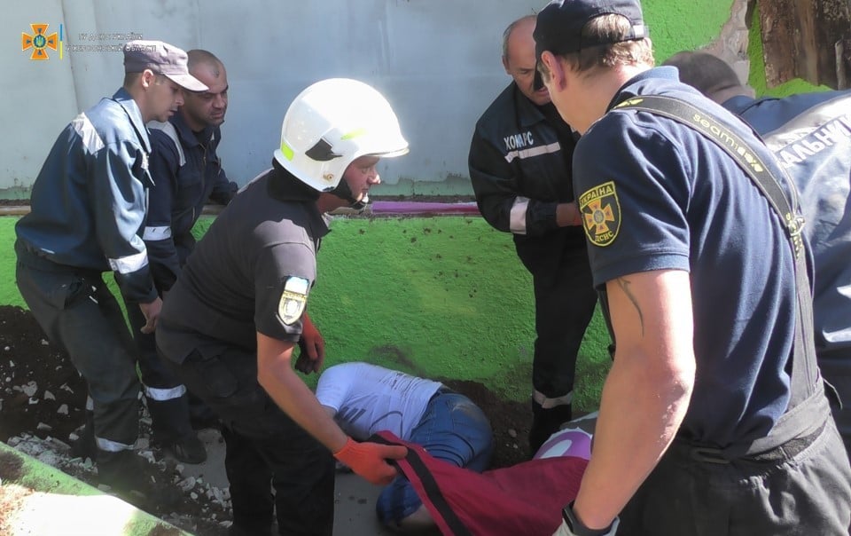 Народився у сорочці: у Херсоні чоловік дивом вижив після падіння на нього бетонної плити (відео)