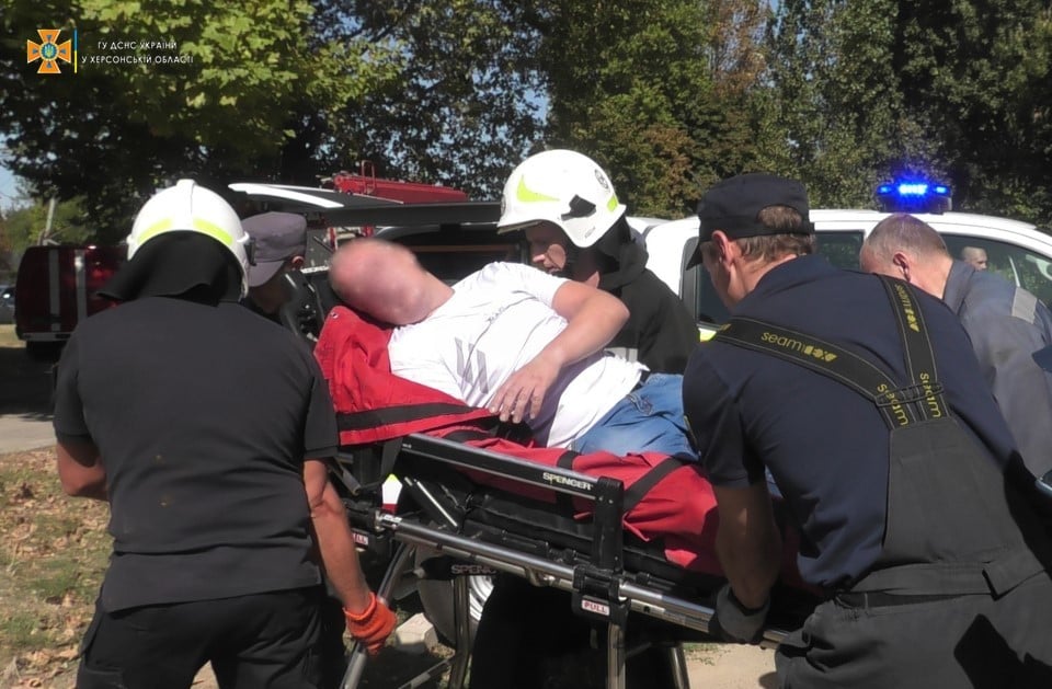 Родился в рубашке: в Херсоне мужчина чудом выжил после падения на него бетонной плиты (видео)