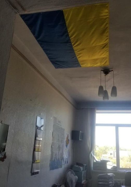 Чиновники в Николаеве &quot;залатали&quot; дыру в потолке государственным флагом Украины (фото)