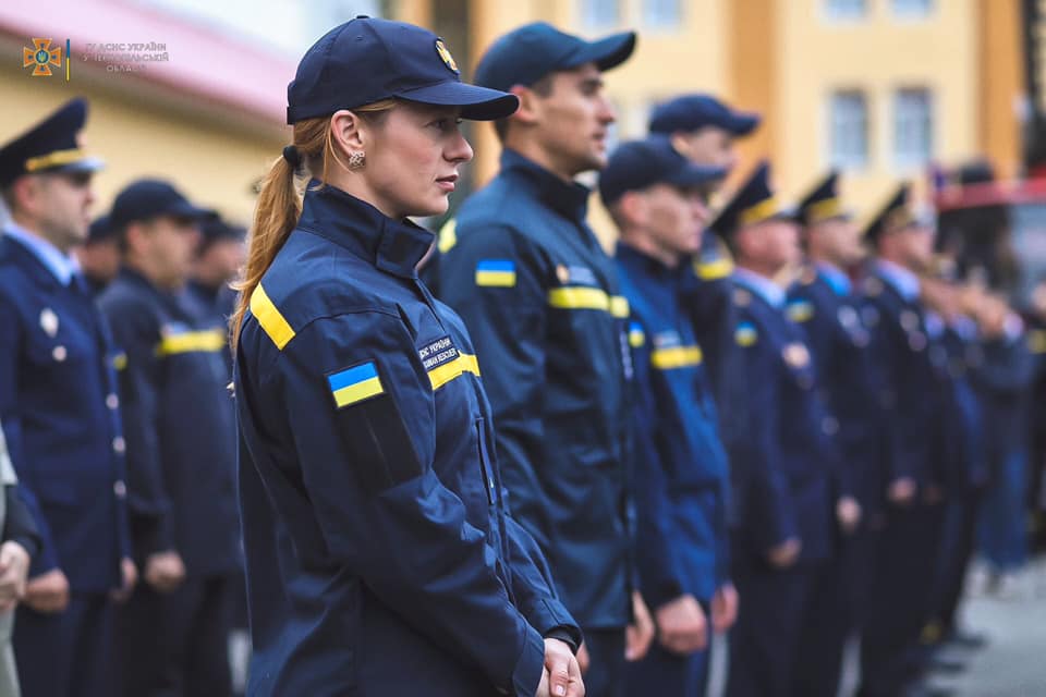 Это поразительно! Украинская спасательница надела форму, выполняя упражнения на перекладине