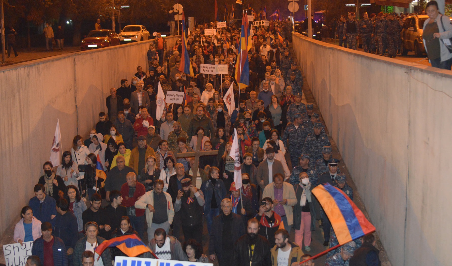 У столиці Вірменії мітингувальники виконали хіт про Путіна (відео)