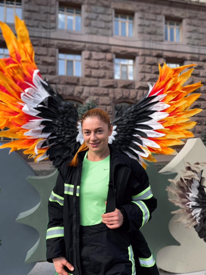 Это поразительно! Украинская спасательница надела форму, выполняя упражнения на перекладине