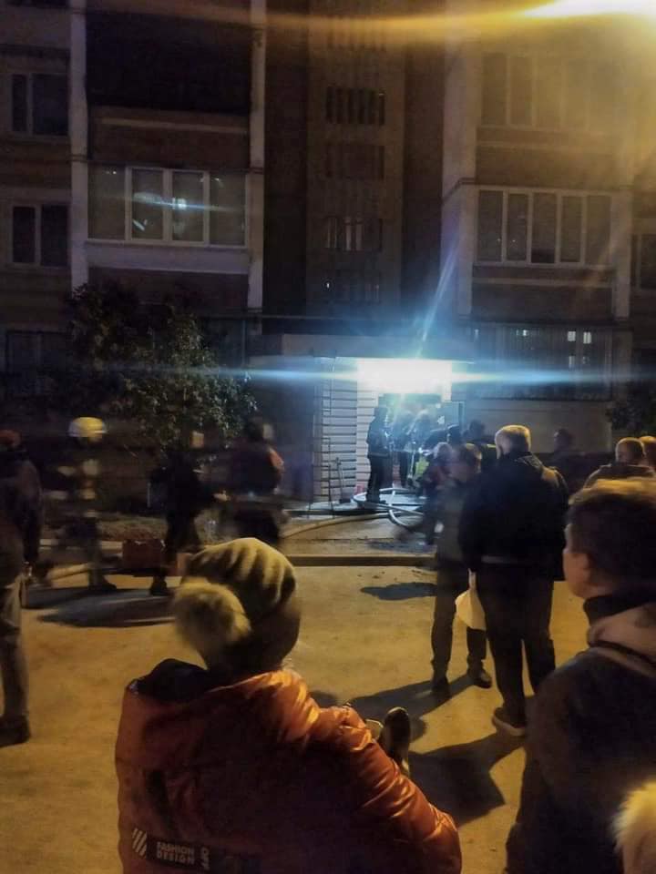 Под Киевом мужчина поджег дверь квартиры бывшей жены, но его настигла карма
