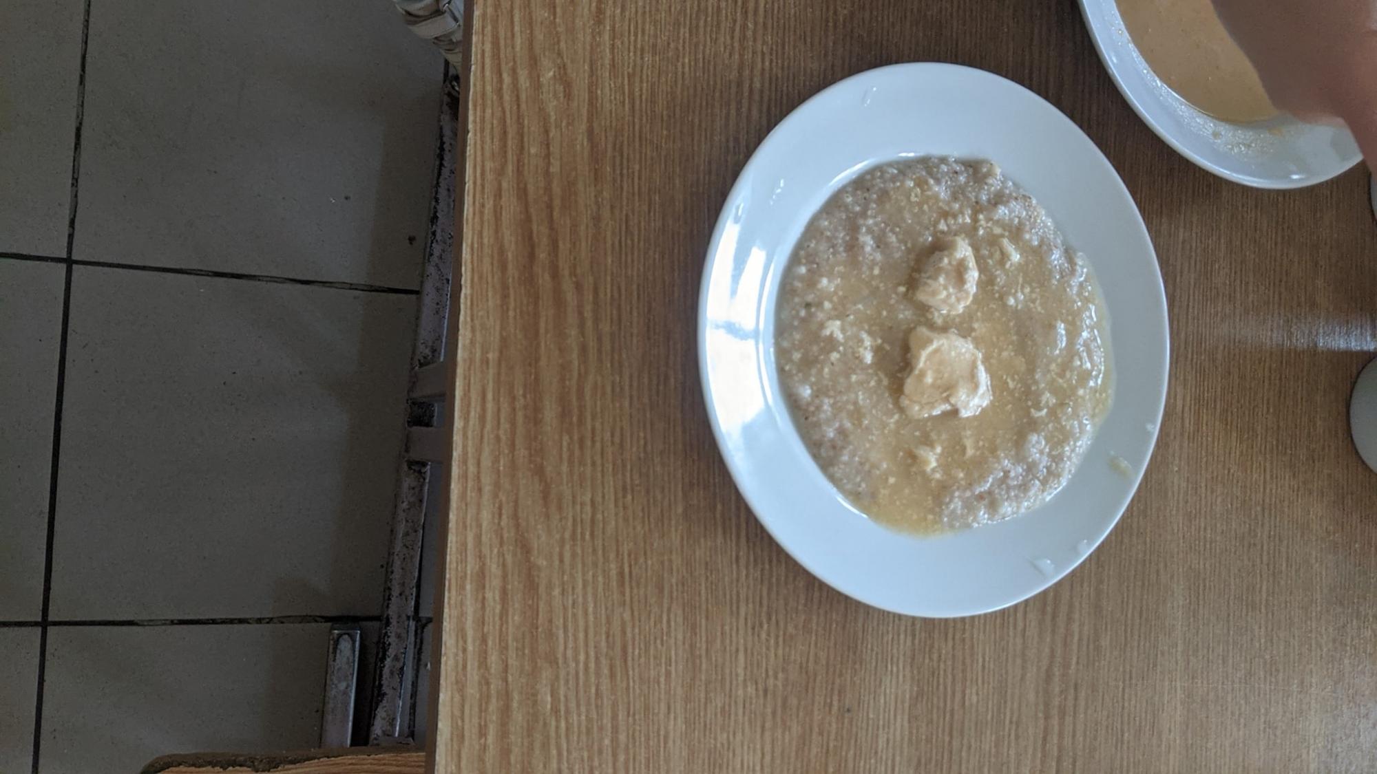 Під Запоріжжям батько учня показав, чим годують дітей в школі: у мережі їжу називають &quot;баландою&quot; (фото)