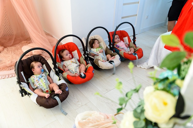 &quot;Діти в руках, речі в зубах&quot;: історія багатодітної сім'ї з чотирма близнятами