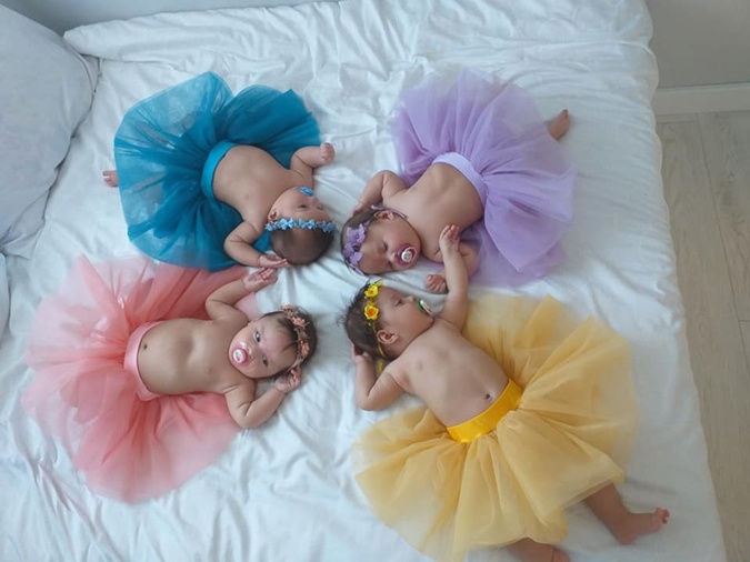 &quot;Діти в руках, речі в зубах&quot;: історія багатодітної сім'ї з чотирма близнятами