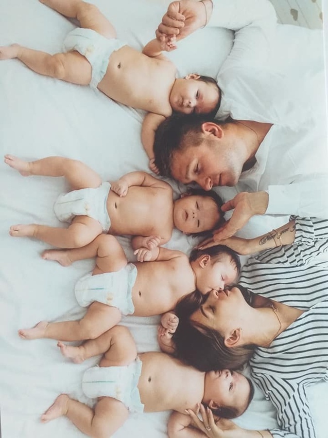 &quot;Діти в руках, речі в зубах&quot;: історія багатодітної сім'ї з чотирма близнятами