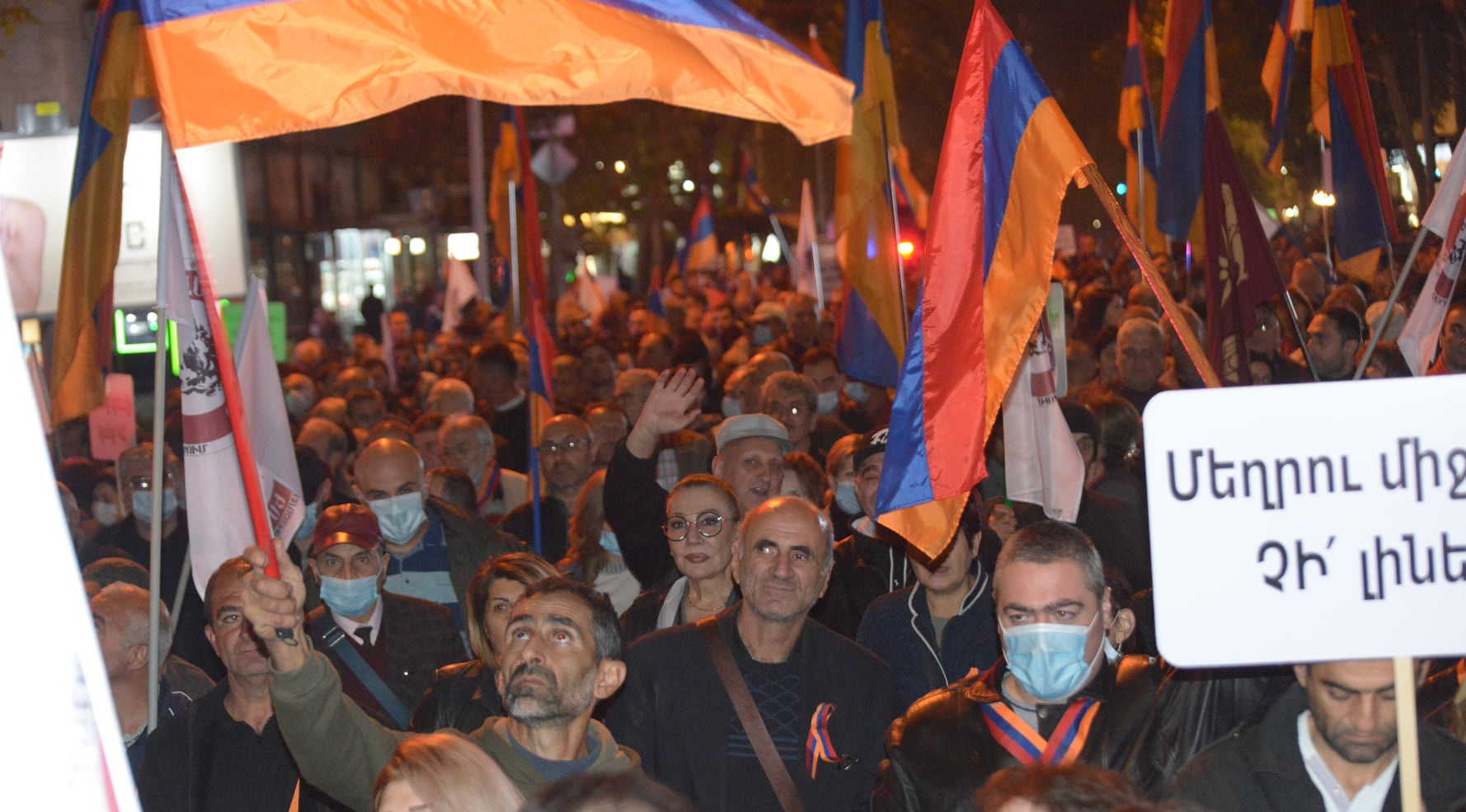 В столице Армении митингующие исполнили хит про Путина (видео)