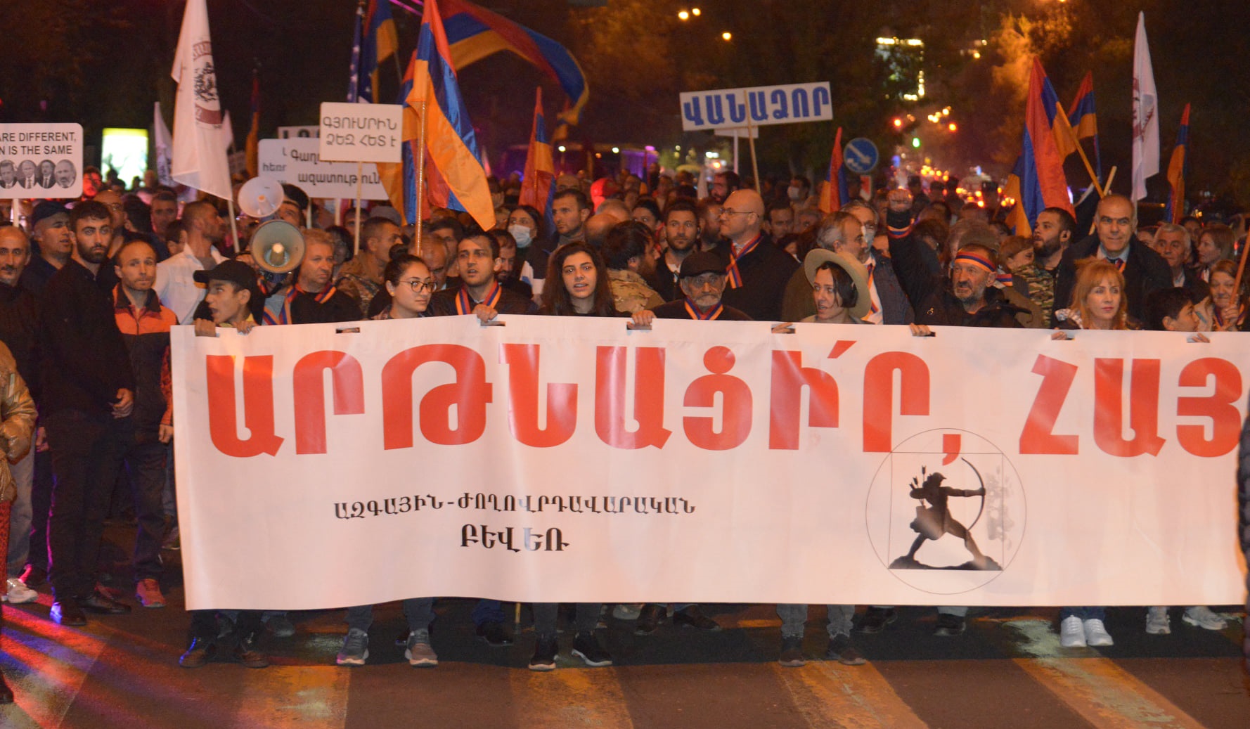 У столиці Вірменії мітингувальники виконали хіт про Путіна (відео)