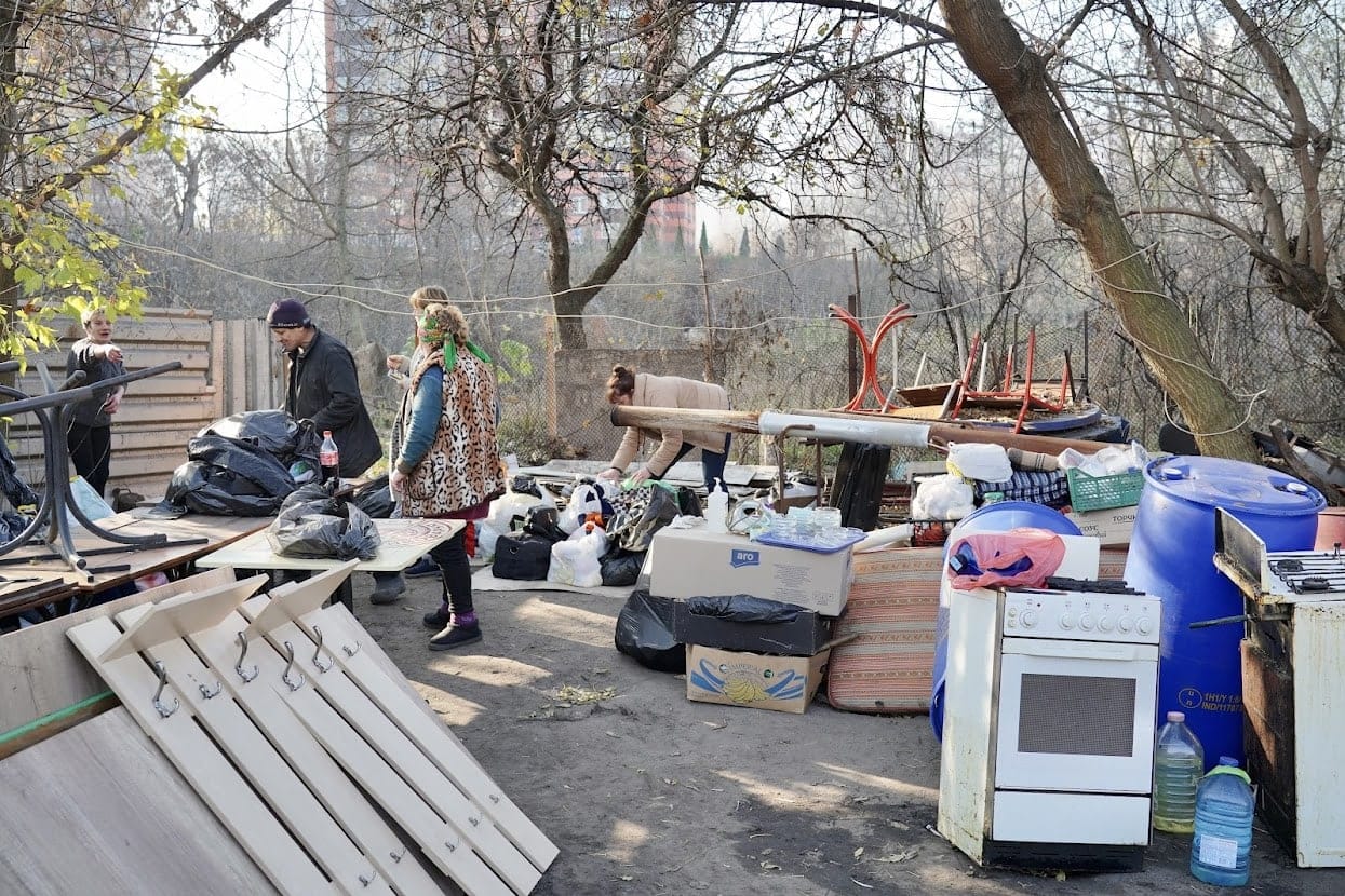 В Киеве снесли комплекс отдыха на берегу озера (фото)