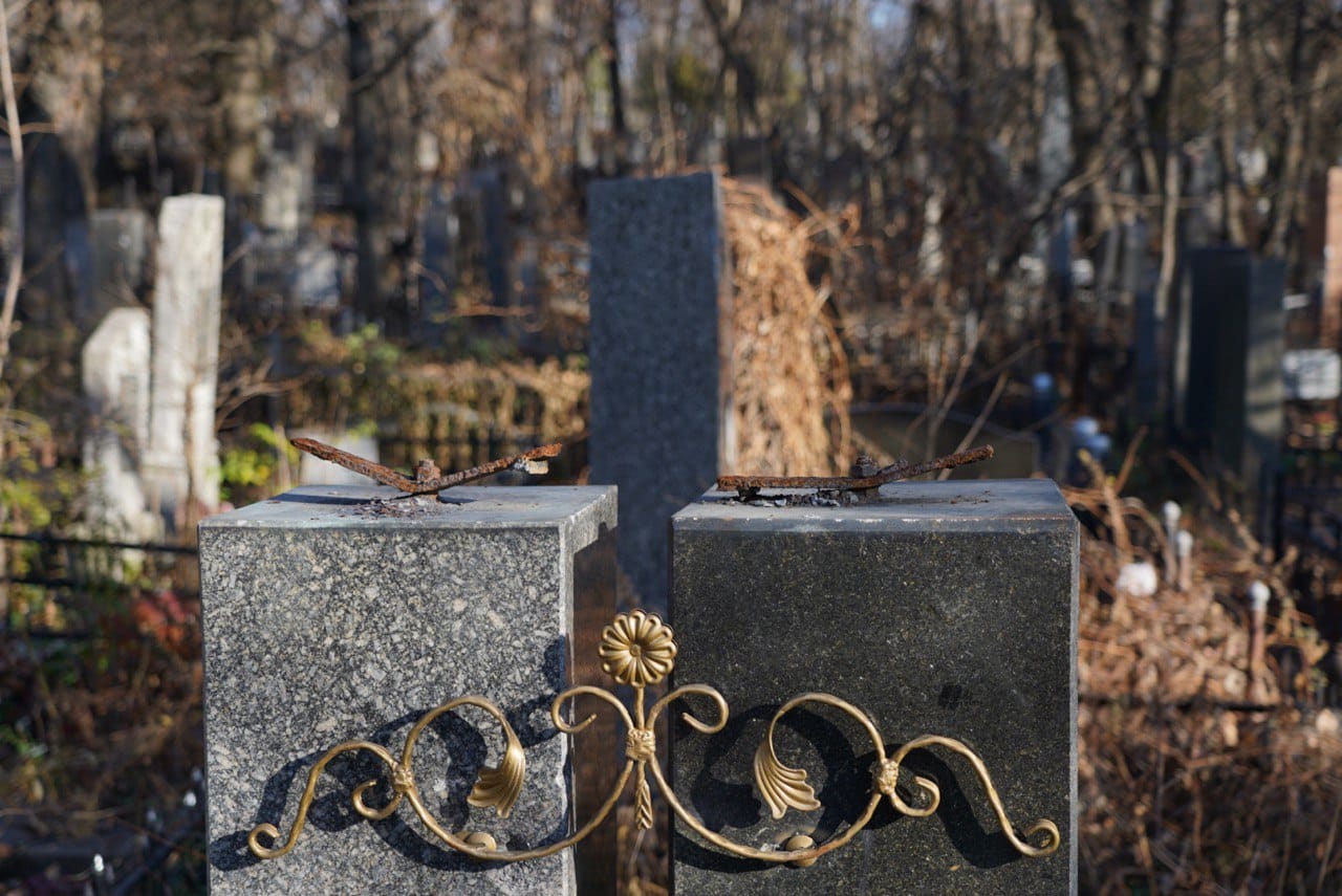 На Байковом кладбище орудуют вандалы и порочат память знаменитых украинцев (фото)