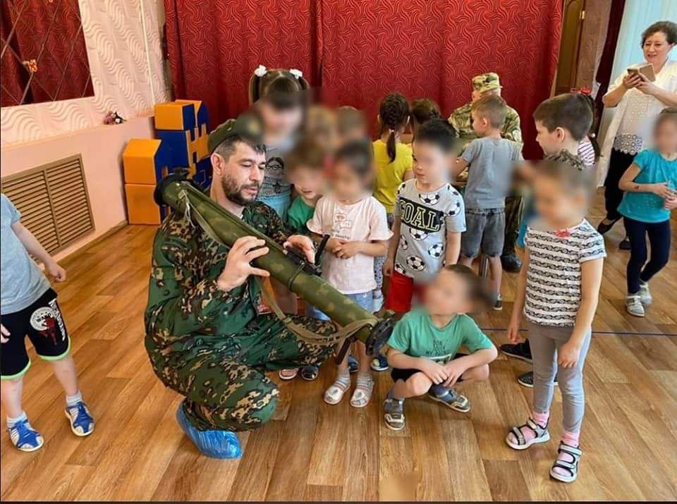 Методы НКВД и павлики морозовы: в России &quot;промывают&quot; мозги детям в садиках