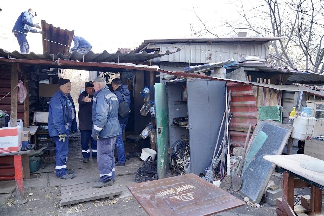 У Києві знесли комплекс відпочинку на березі озера (фото)