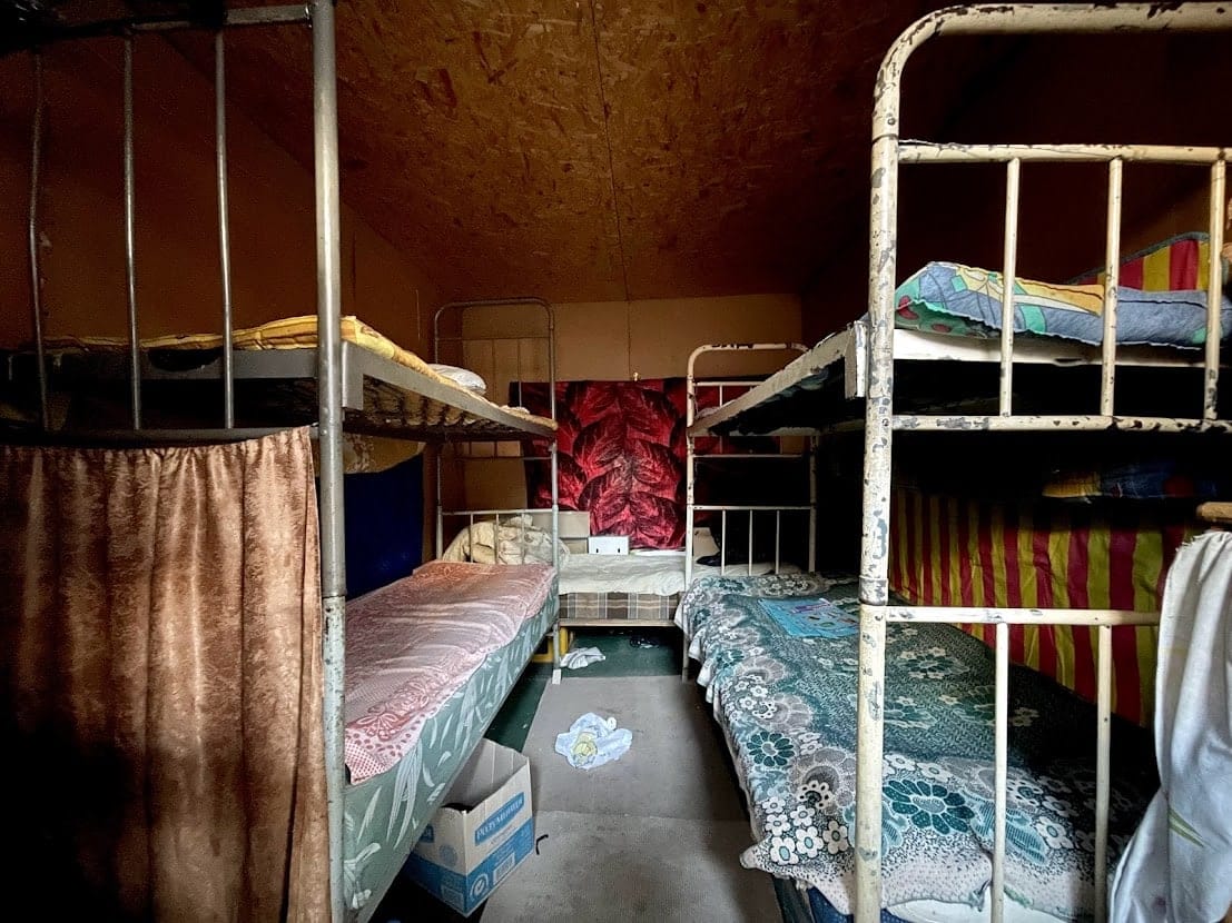 В Киеве снесли комплекс отдыха на берегу озера (фото)