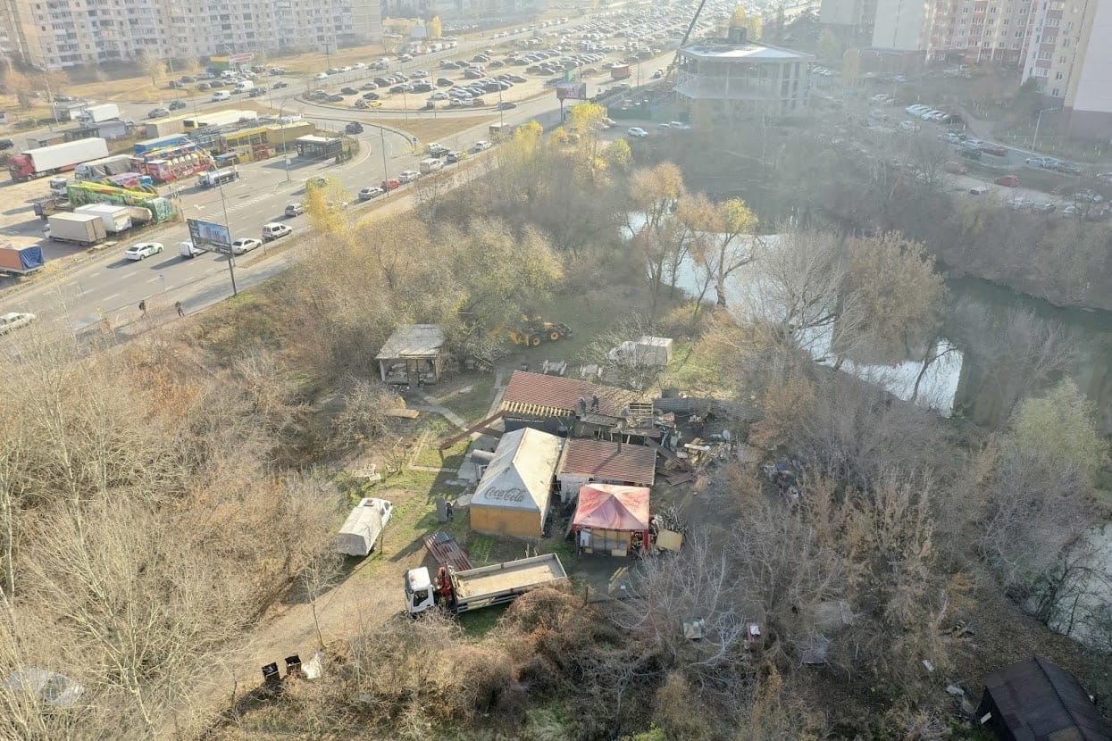 У Києві знесли комплекс відпочинку на березі озера (фото)