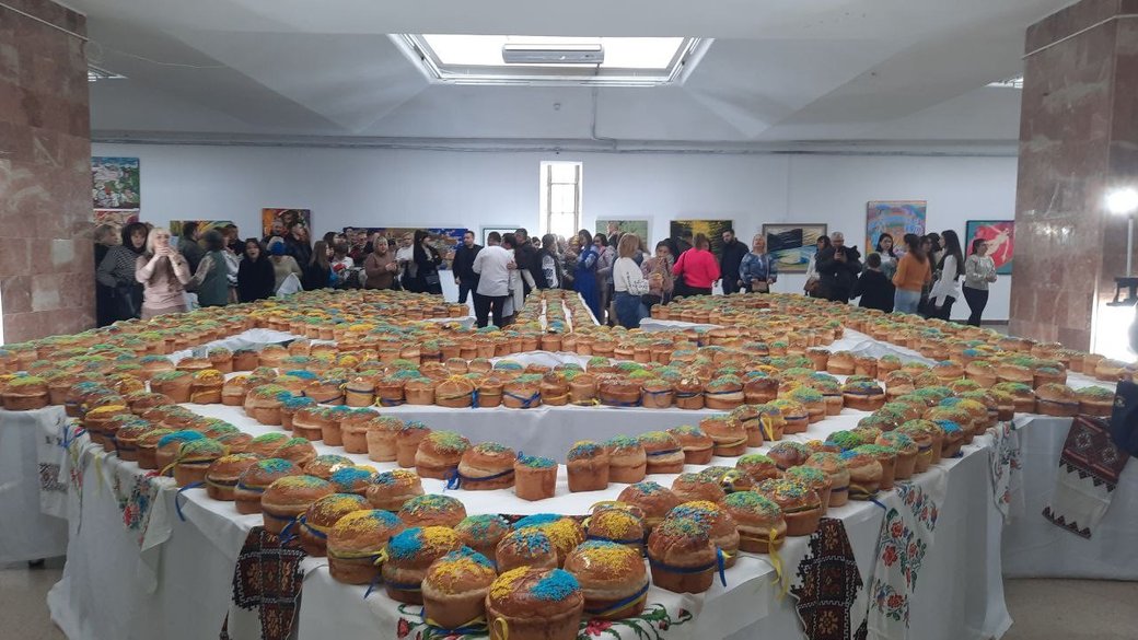 Во Львове создали самый большой тризуб из пасок: смотрите, как установили новый рекорд Украины