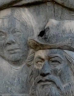 У Миколаєві горе-працівники просвердлили дірку в меморіальній дошці заради кондиціонера