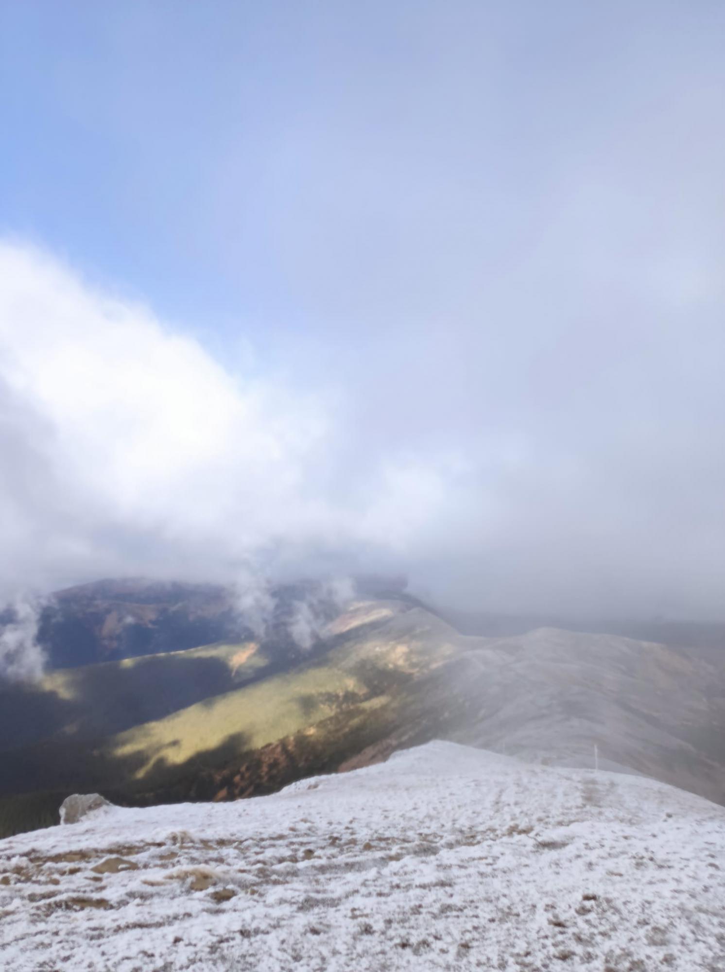 У Карпатах почалася зима: намело снігу і мінусова температура (фото)