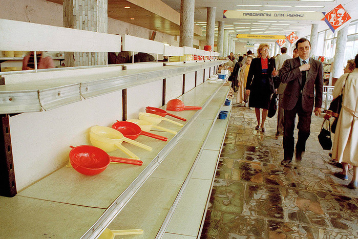 Фото магазинов в СССР, на которых показана строгая правда. Всплыли запрещенные кадры