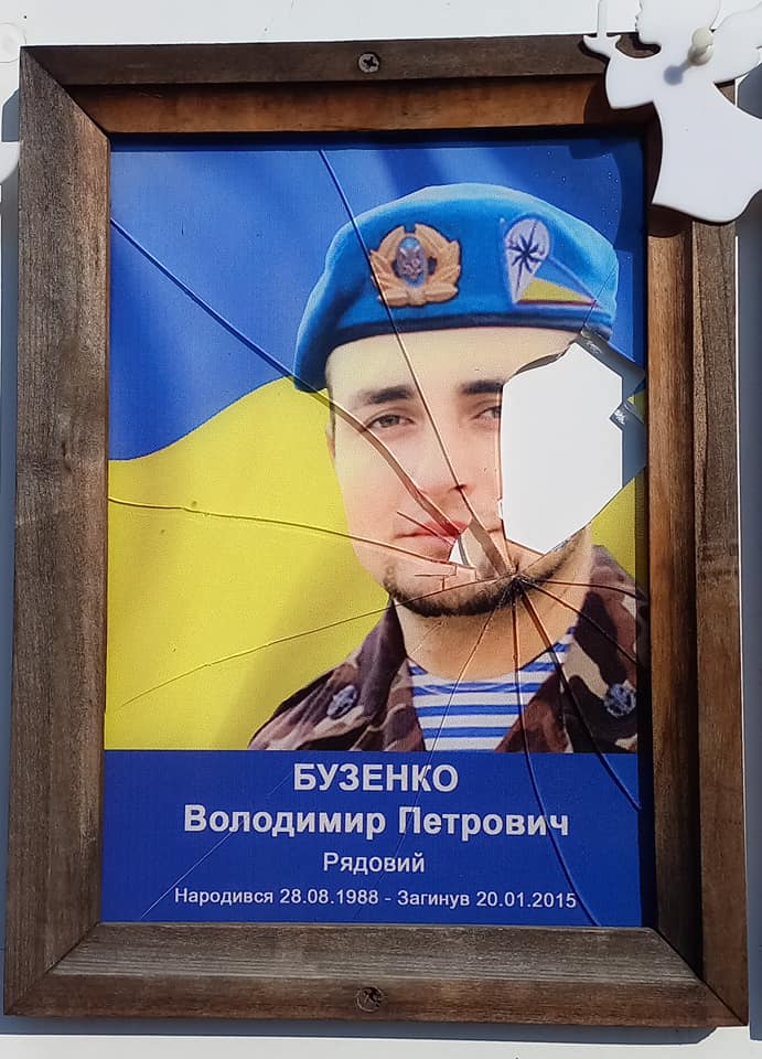 У центрі Чернівців розбили портрети загиблих на фронті героїв АТО (фото)