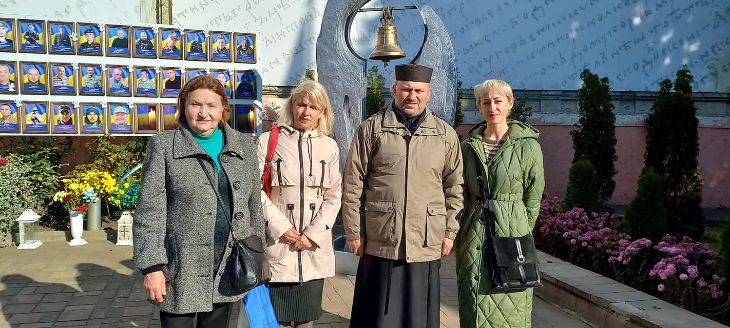 У центрі Чернівців розбили портрети загиблих на фронті героїв АТО (фото)