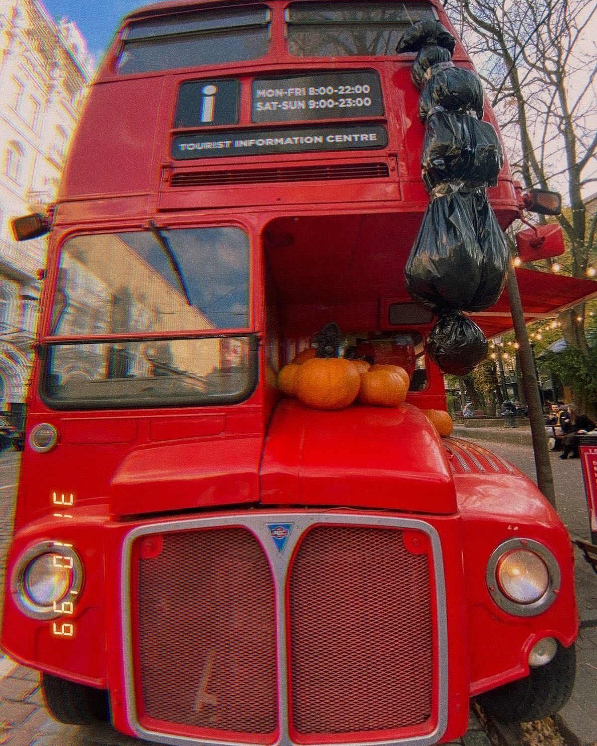 В Киеве закрылось легендарное кафе в автобусе из Лондона, где был Борис Джонсон и Зеленский