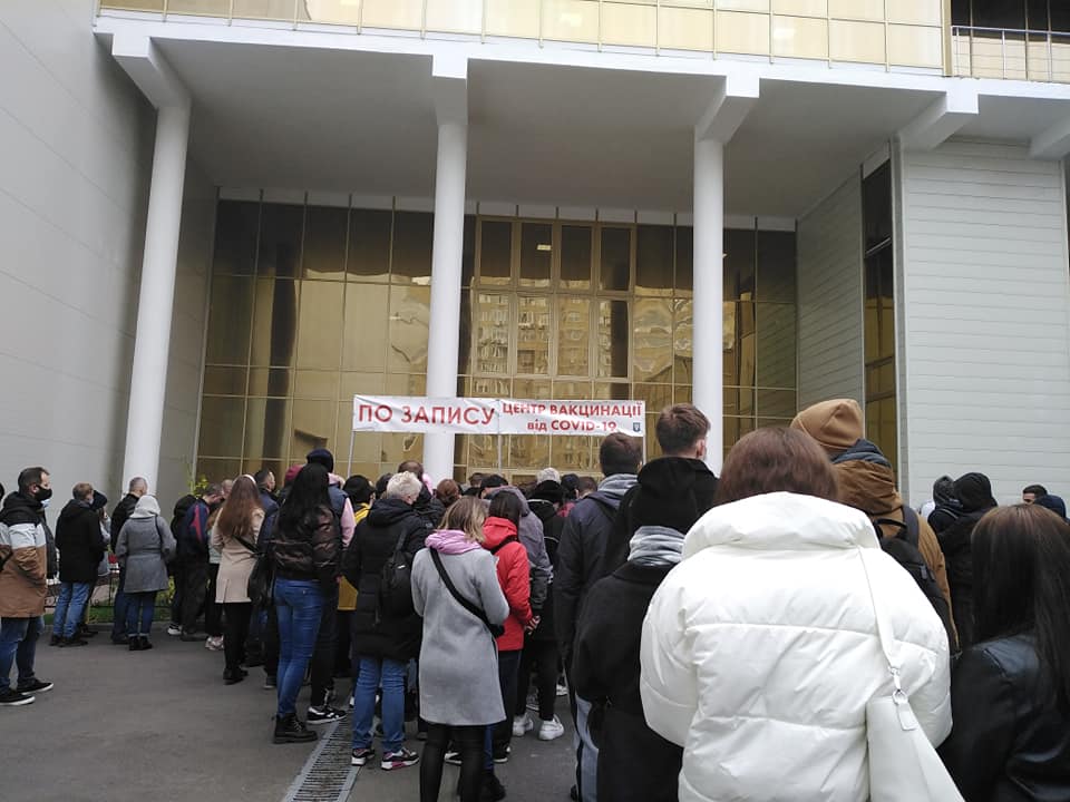 Киев идет на локдаун: в пунктах вакцинации огромные очереди (фото)