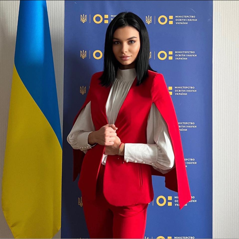 В мэрии Львова оскандалились из-за таинственной спутницы чиновника в откровенном наряде: кто она такая