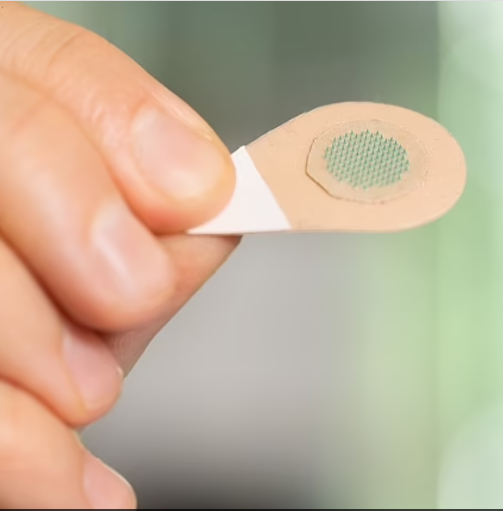 Вчені винайшли пластир, яким можна робити татуювання за лічені хвилини: як він виглядає