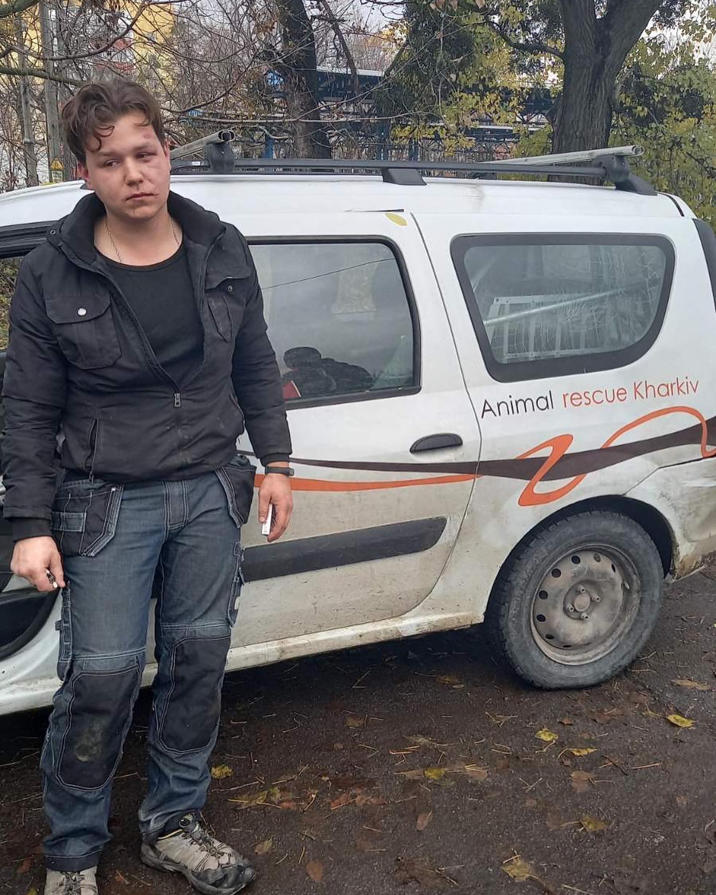 Привязал к дереву и исчез: в Харькове мужчина избил зоозащитника, который хотел спасти животное