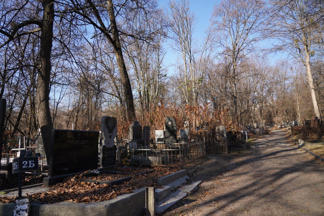 На Байковом кладбище орудуют вандалы и порочат память знаменитых украинцев (фото)