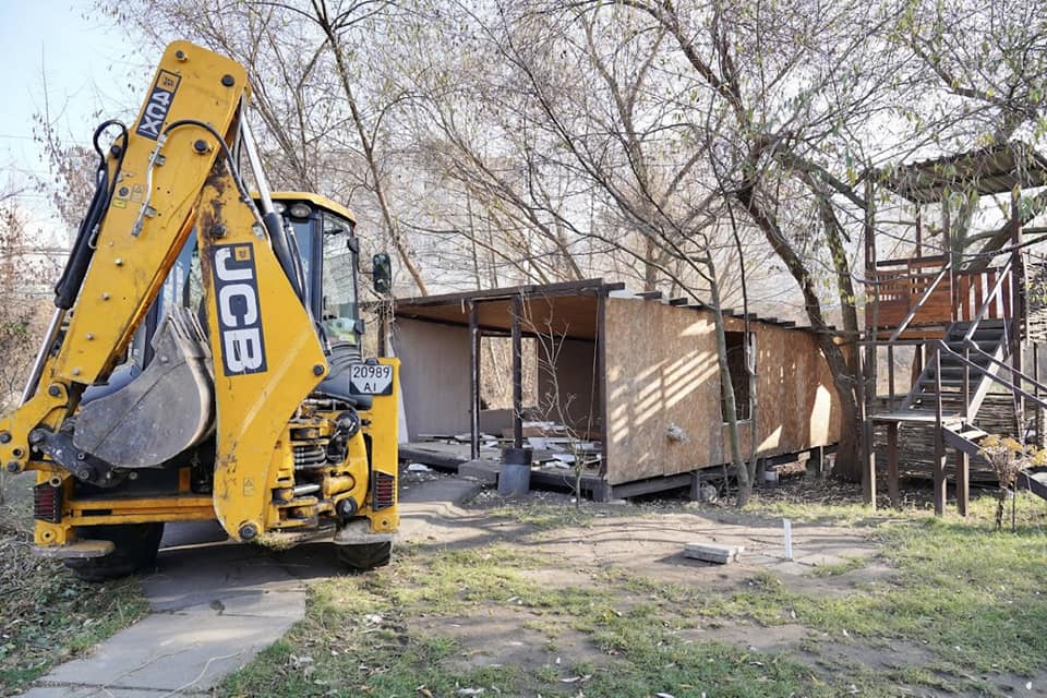 У Києві знесли комплекс відпочинку на березі озера (фото)