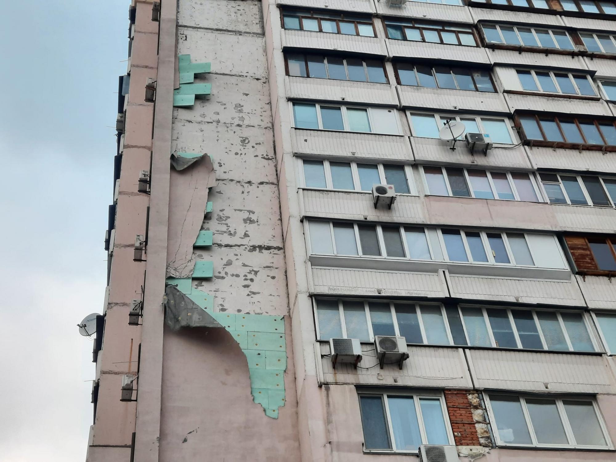 В Киеве ураган сорвал утеплитель с многоэтажки (фото)