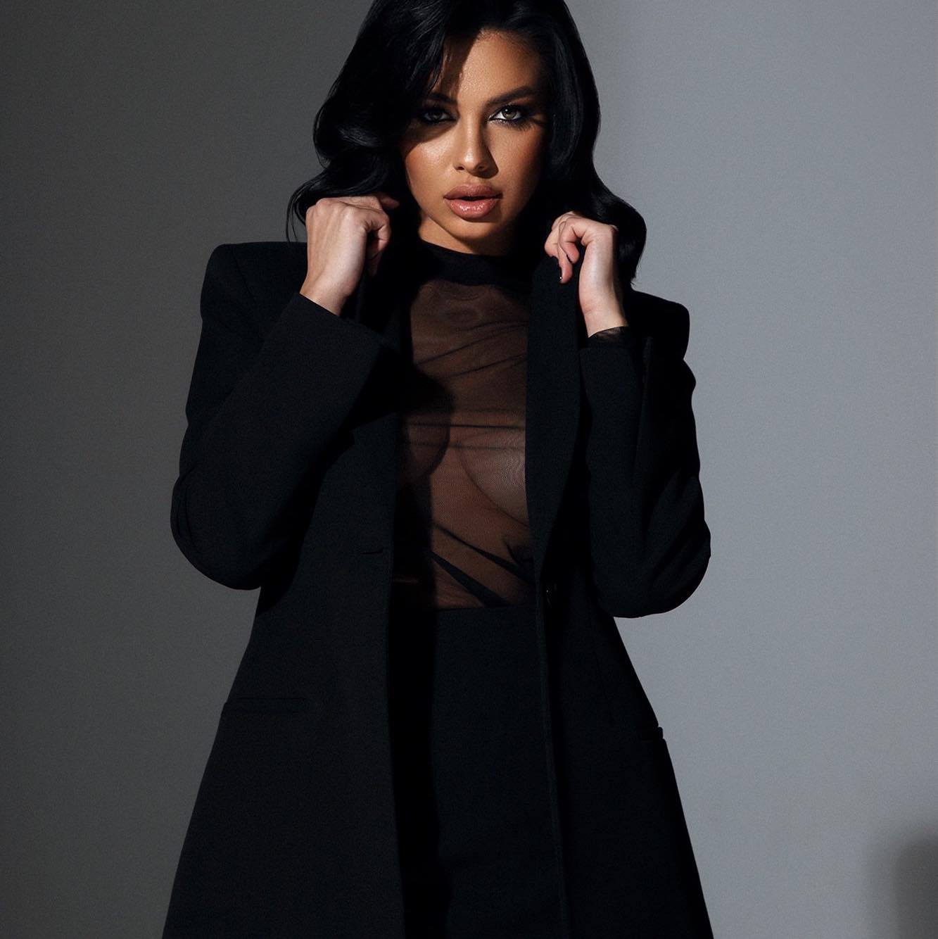 В мэрии Львова оскандалились из-за таинственной спутницы чиновника в откровенном наряде: кто она такая