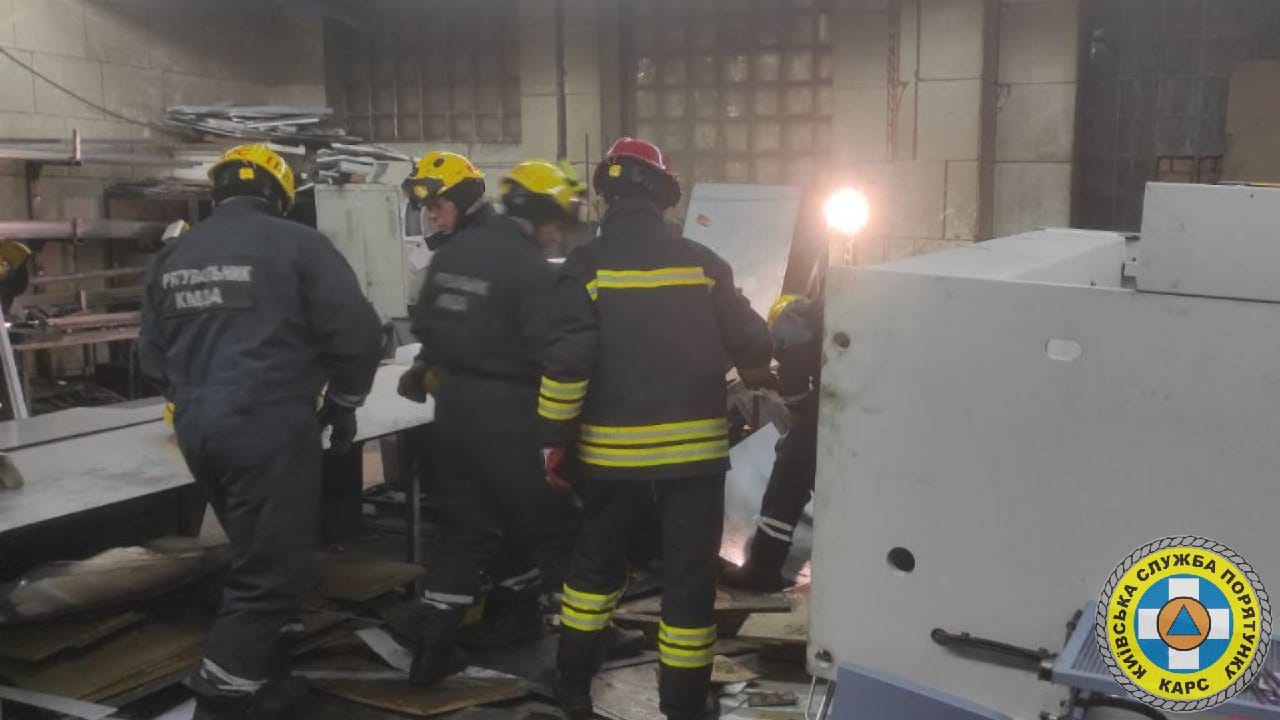 На киевском заводе случилась трагедия: двое рабочих погибли на месте