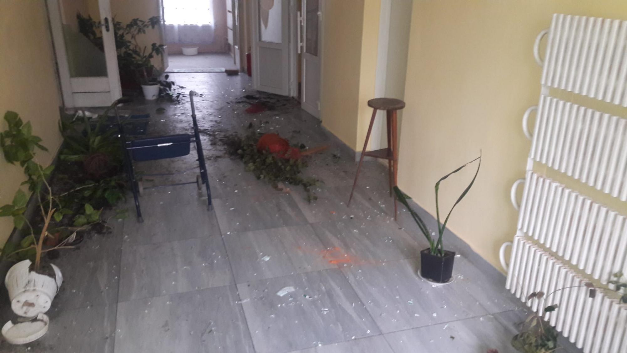Во Львове мужчина разгромил больницу и избил пациентов: видео инцидента