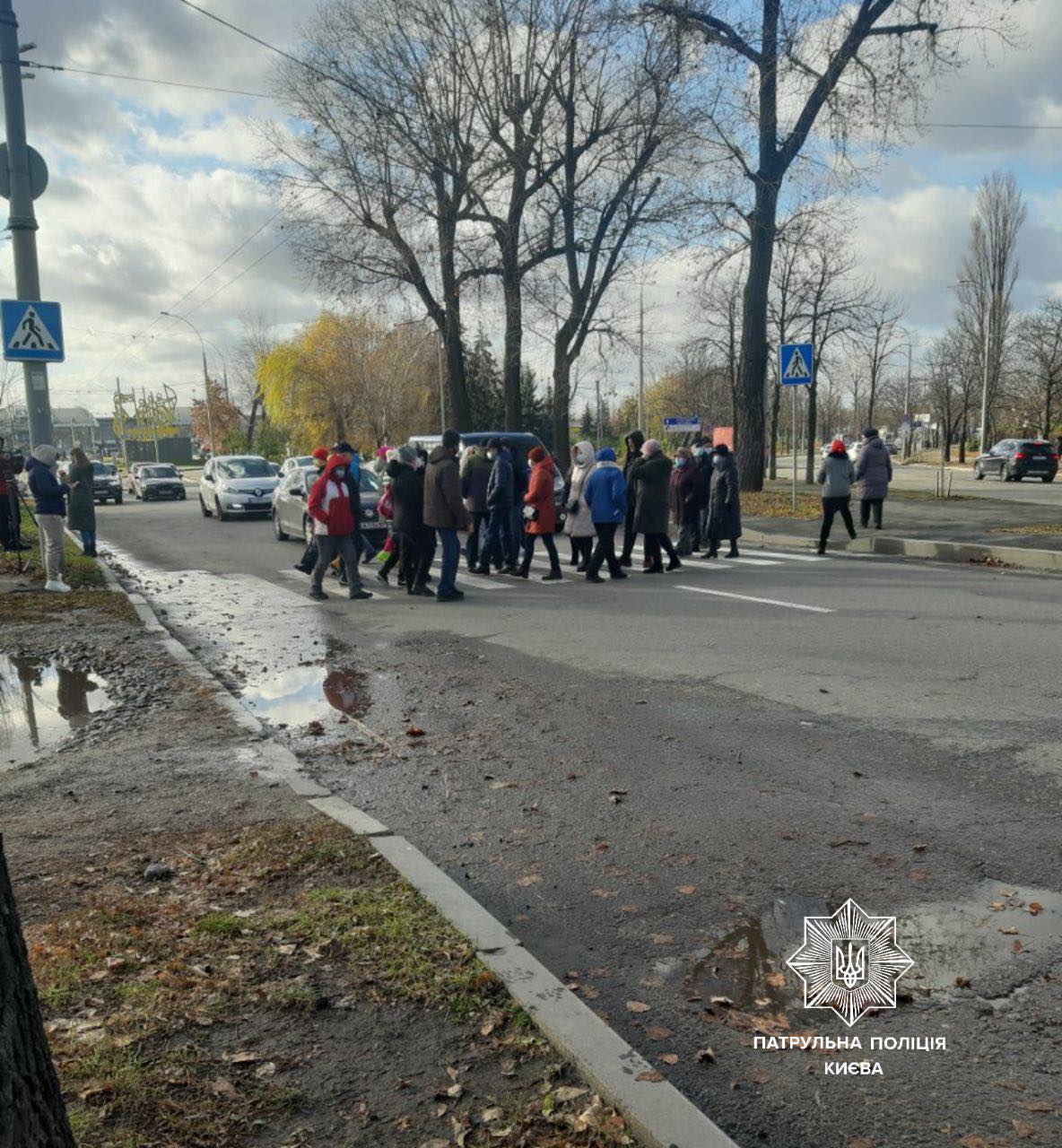 Кияни через холодні батареї перекрили дорогу: мітингувальниця кидалася під колеса