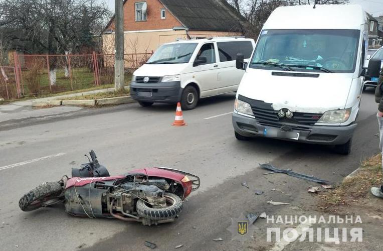 На Волыни 73-летняя бабушка на скутере протаранила бус (фото)