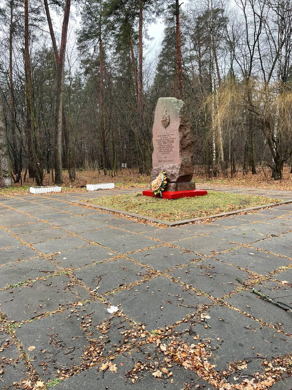 Під Києвом у День пам’яті жертв Голодомору знесли пам’ятник чекістам (відео, фото)